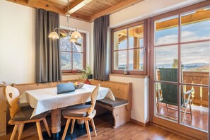 Dining - Apartment 'Ronsolhof Hauenstein' with Mountain View, Shared Garden and Wi-Fi (Castelrotto BZ)