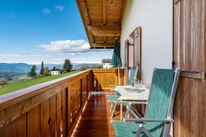 Outdoor dining - Apartment 'Ronsolhof Santner' with Mountain View, Shared Garden and Wi-Fi (Castelrotto BZ)
