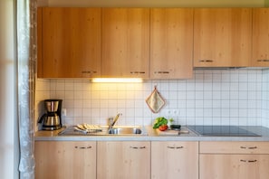 Jääkaappi, liesi, kahvin-/teenkeitin, vedenkeitin