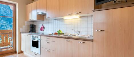 Réfrigérateur, un four, surface de cuisson, cafetiÚre-théiÚre