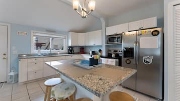 Geladeira, micro-ondas, fogão, cooktop