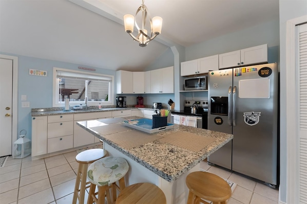 Kylskåp, ugn, kaffe- och tebryggare och mixer