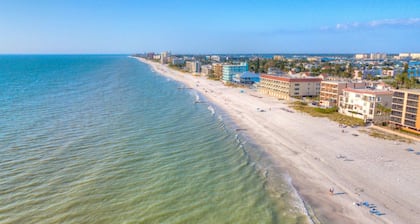 Beachfront Building, Heated Pool. Directly Across from Johns Pass. Activities & Food!