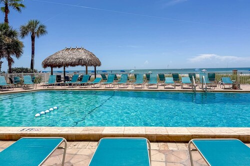 Beachfront Building, Heated Pool. Directly Across from Johns Pass. Activities & Food!