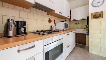 KylskÄp, mikrovÄgsugn, ugn och spishÀll