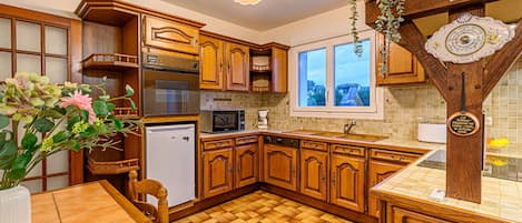 Microwave, dishwasher, toaster, high chair