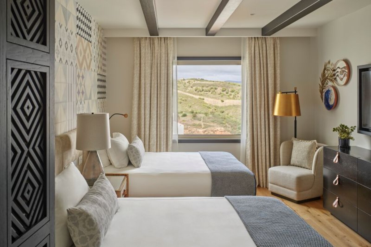DELUXE DBL QUEEN-VALLEY VIEW