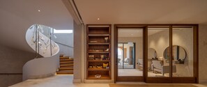 Un intérieur moderne avec un escalier en colimaçon, une cave à vin et un salon.