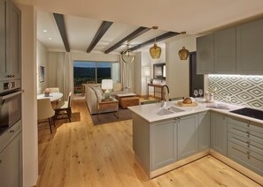 Una cocina moderna con una isla central, armarios grises y un salpicadero estampado.