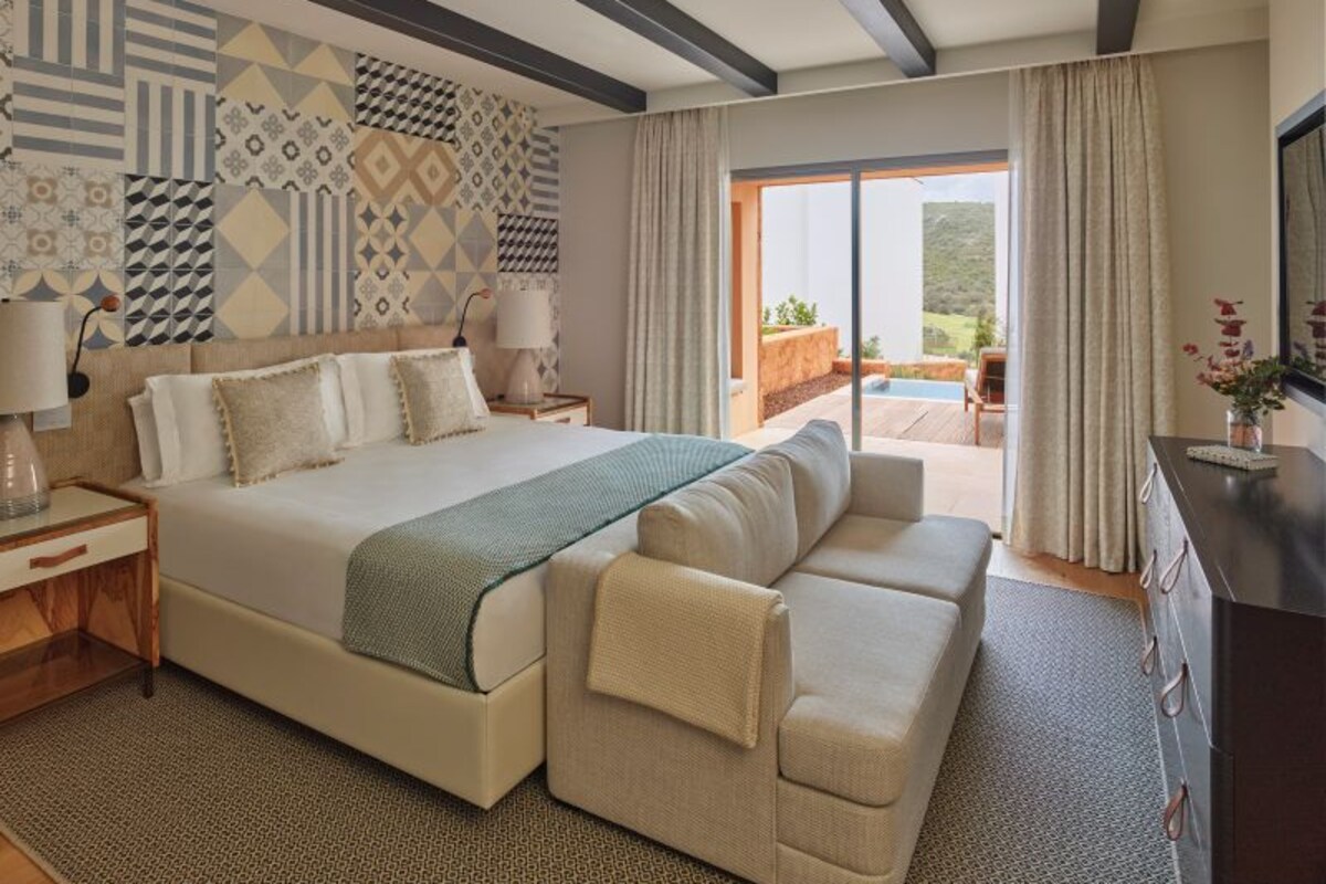 ONE BED RESIDENCE WITH POOL