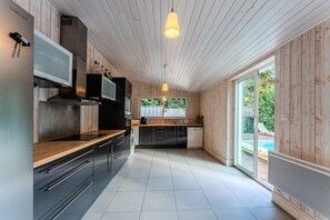 Réfrigérateur, four à micro-ondes, un four, surface de cuisson