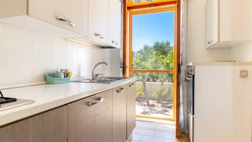 Kylskåp, spishäll, kaffe- och tebryggare och grytor/köksredskap