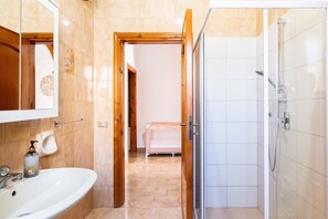 Shower, hair dryer, towels - Villa 'Bianca' with Private Terrace and Balcony (Pulsano)