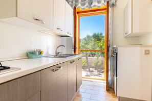 Kühlschrank, Herdplatte, Wasserkocher mit Kaffee-/Teezubehör