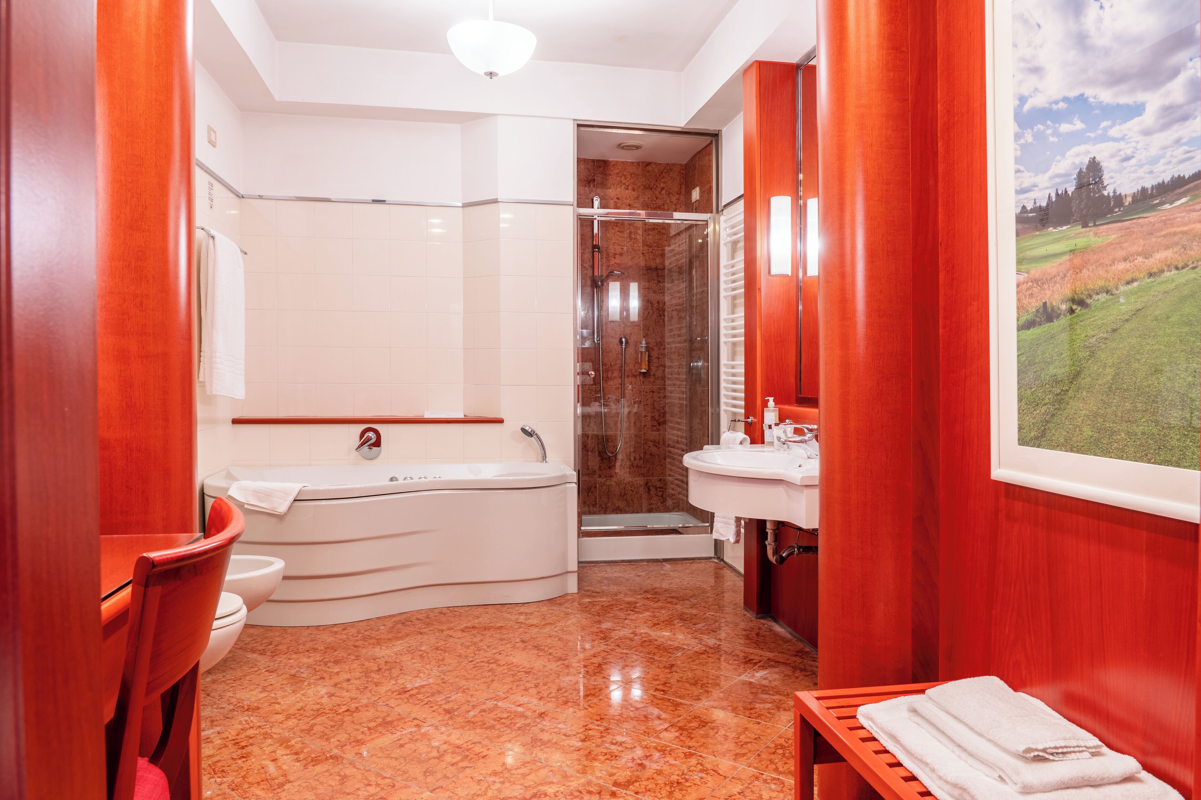 Une salle de bain avec une baignoire, une douche et un lavabo.