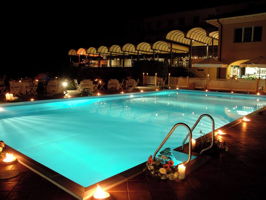 Piscine extérieure (ouverte en saison), chaises longues