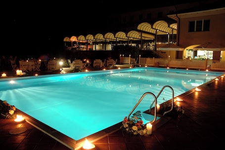 Seasonal outdoor pool, sun loungers