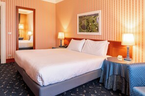 Habitación estándar con 1 cama matrimonial o 2 individuales, 1 cama matrimonial | Edredón, caja de seguridad en la habitación y escritorio 