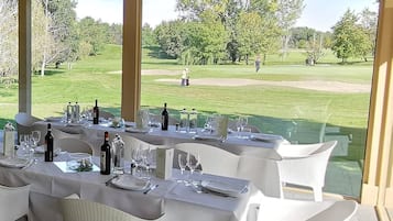 Aperto a pranzo e cena, con vista sul campo da golf 