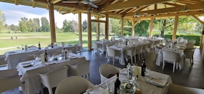 Aperto a pranzo e cena, con vista sul campo da golf 