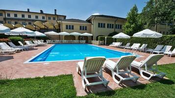 Außenpool (je nach Saison geöffnet), Liegestühle