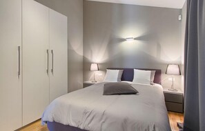 4 عدّة غرف نوم وسرير سفر وواي فاي مجانًا وملاءات أسرّة