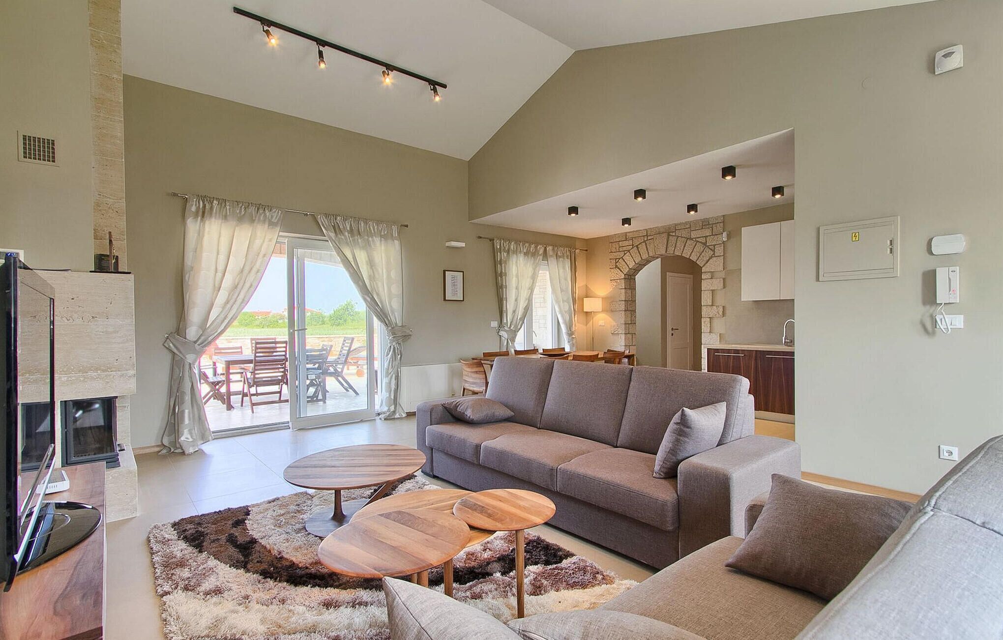 Fernseher, Kamin, Stereoanlage