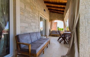 تناول الطعام بالخارج