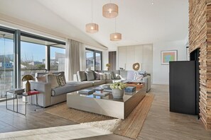 TV, filmbibliotek og stereoanlegg