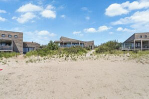 Exterior - This 4-person Villa Super VIP offers a unique panoramic view over the water and features a wonderfully spacious terrace. (Ouddorp)