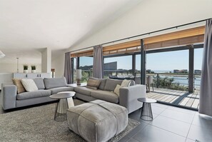 TV, stereo - This 4-person Villa Super VIP offers a unique panoramic view over the water and features a wonderfully spacious terrace. (Ouddorp)