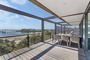 Outdoor dining - This 4-person Villa Super VIP offers a unique panoramic view over the water and features a wonderfully spacious terrace. (Ouddorp)