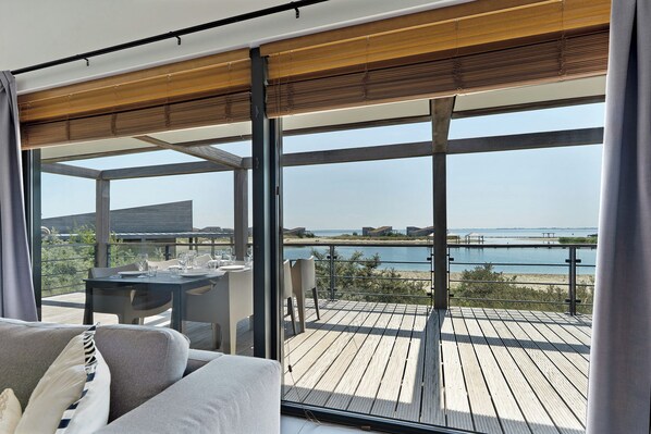 Interior - This 4-person Villa Super VIP offers a unique panoramic view over the water and features a wonderfully spacious terrace. (Ouddorp)