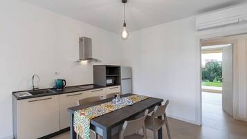 Kühlschrank, Mikrowelle, Herdplatte, Geschirrspüler