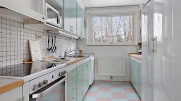 Kylskåp, mikrovågsugn, ugn och spishäll