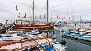 Un port de plaisance où sont amarrés différents types de bateaux, notamment des voiliers et des bateaux à moteur.