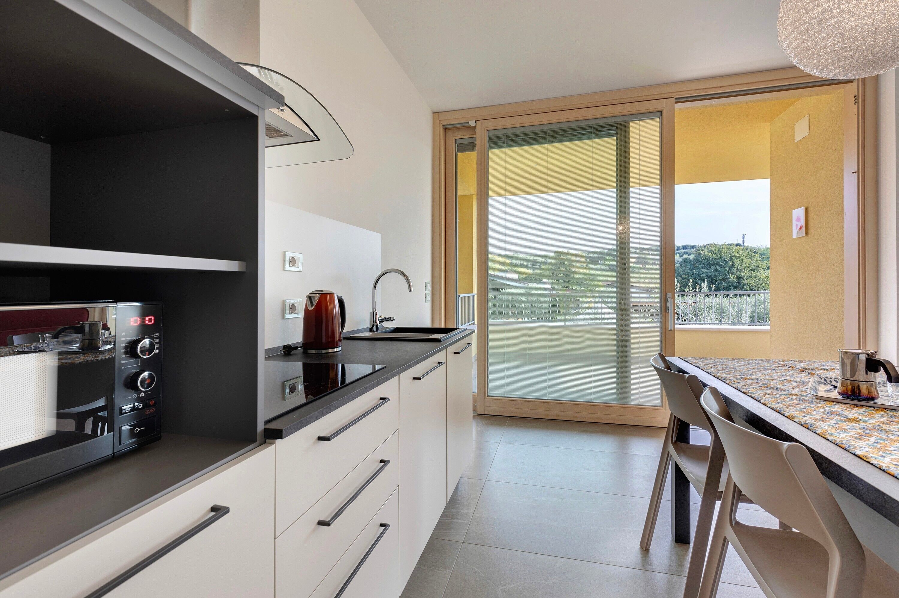 Frigorifero, microonde, piano cottura, lavastoviglie