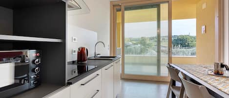 Réfrigérateur, four à micro-ondes, surface de cuisson, lave-vaisselle