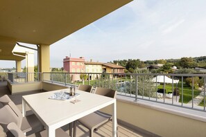 Outdoor dining - Apartment 'Agriturismo Le Campagnole Red' with Shared Pool (Bardolino)