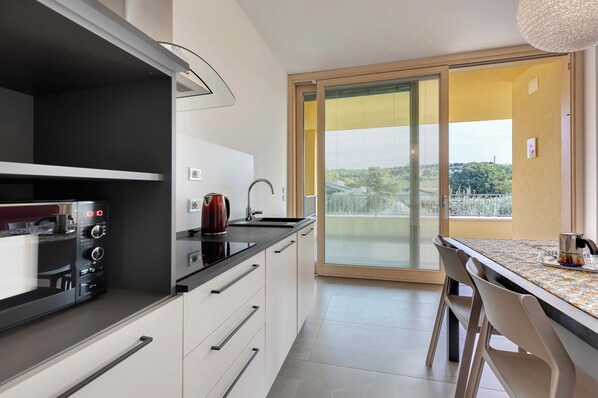 Fridge, microwave, stovetop, dishwasher - Apartment 'Agriturismo Le Campagnole Red' with Shared Pool (Bardolino)