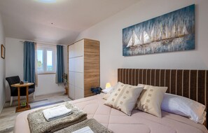 3 bedrooms, travel cot, free WiFi, bed sheets