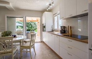 ثلاجة، فرن، غسالة أطباق، ماكينة لصنع القهوة/الشاي