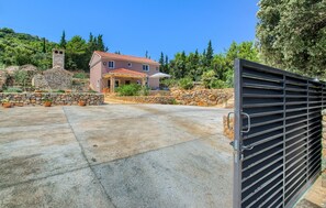 المنطقة المحيطة بالمنشأة