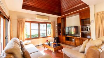 Deluxe Villa | Living area | 55-inch Smart TV with digital channels, Netflix, streaming services