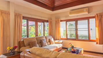 Vila luxo | Área de estar | Smart TV 55 polegadas com canais digitais, Netflix