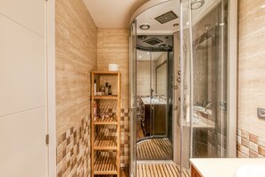 Douche, sèche-cheveux, serviettes fournies