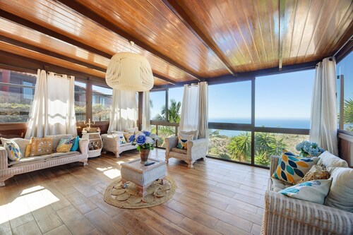 Holiday Home 'Casa El Retiro' with Sea View, Wi-Fi and Air Conditioning