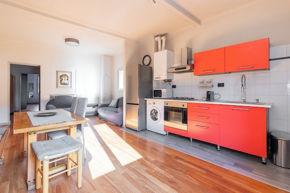 Refrigerador, microondas, horno, placa de cocina