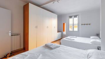 1 habitación, tabla de planchar con plancha, wifi gratis y ropa de cama