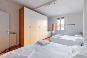 1 habitación, tabla de planchar con plancha, wifi gratis y ropa de cama